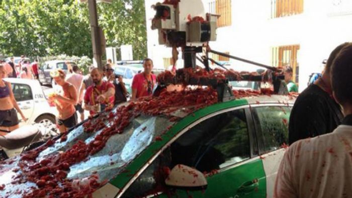 Κατά την διάρκεια φεστιβάλ ντομάτας «La Tomatina» την παράσταση έκλεψε το Street View όχημα της Google!