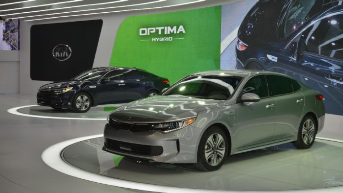 Στο stand της Kia στην έκθεση του Σικάγο, βρέθηκαν δύο υβριδικά μοντέλα, παραλλαγές του ίδιου θέματος. Τα Optima Hybrid και Optima Plug-in Hybrid.