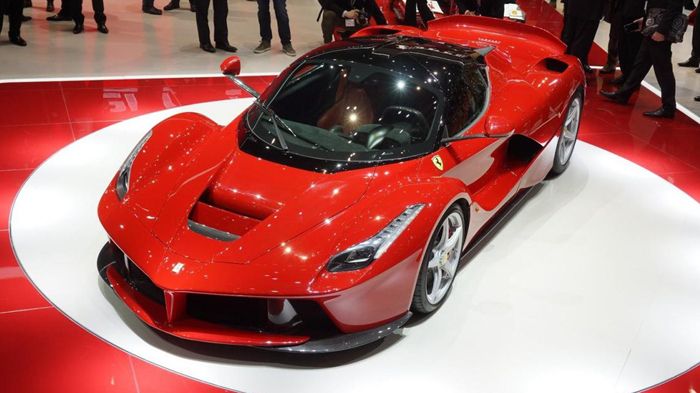 Ο επικεφαλής της Ferrari, Luca di Montezemolo, δήλωσε ότι η εταιρεία θα δημιουργήσει στο μέλλον κι άλλα υβριδικά συνόλα (όπως αυτό που έχει χρησιμοποιηθεί στην εικονιζόμενη LaFerrari).