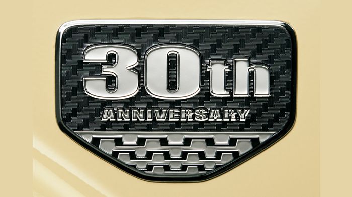 Την πλευρική όψη του οχήματος «κοσμούν» τα λογότυπα «30th anniversary».