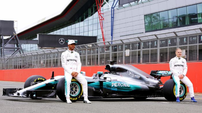 Οι Lewis Hamilton και Valtteri Bottas φωτογραφίζονται στο Silverstone με τη νέα Mercedes-AMG W08.