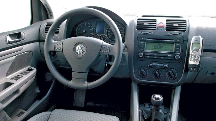 Λιτό σχεδιαστικά, αλλά άψογο ποιοτικά και εργονομικά το ευρύχωρο εσωτερικό του VW Golf