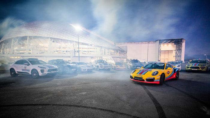 Για τις ανάγκες μιας φωτογράφησης στο Sochi της Ρωσίας, η Porsche «έντυσε» 10 μοντέλα της με την Martini Racing «αμφίεση».