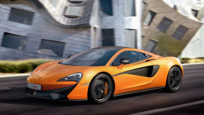 Η νέα «βασική» McLaren φέρει το γνωστό twin-turbo 3.8 λτ. V8 μοτέρ, του οποίου η ισχύς έπεσε στους 570 ίππους στις 7.400 σ.α.λ., ενώ προσφέρει ροπή 600 Nm ανάμεσα στις 5.000 και 6.500 σ.α.λ.