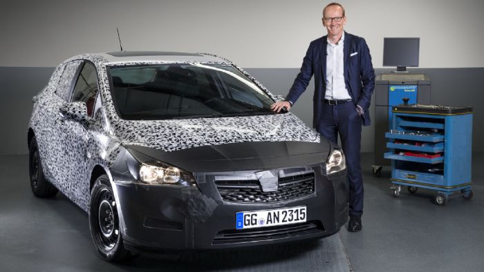 Ο CEO της Opel, ο κος Karl-Thomas Neumann, φωτογραφήθηκε δίπλα στο καμουφλαρισμένο επερχόμενο Astra και αποκάλυψε πως θα κάνει ντεμπούτο το Σεπτέμβριο στην έκθεση της Φρανκφούρτης.