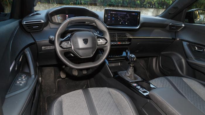 Εντυπωσιακό design, premium αίσθηση και σπορτίφ χαρακτήρας στο i-cockpit εσωτερικό του Peugeot 2008. 