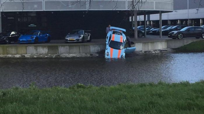 Η φωτογραφία δείχνει την «διψασμένη» Porsche βουτηγμένη με τα «μούτρα» στην όχθη του καναλιού Oostwetering στο Αμστερνταμ.
