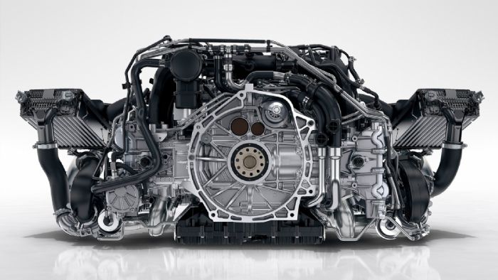 Όπως και τα περισσότερα μέλη της νέας «οικογένειας» 911, η ανανεωμένη GTS θα υιοθετήσει την υπερτροφοδότηση, αφήνοντας τον ατμοσφαιρικό flat six των 3,8 λίτρων, για τον 3λιτρο twin-turbo νέο κινητήρα (φωτό).