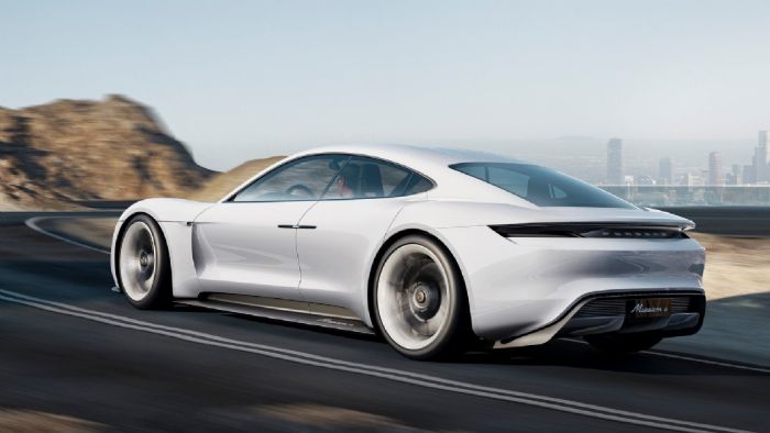 Η ηλεκτρική Porsche θα πατάει σε μία νέα δική της πλατφόρμα, την οποία ετοιμάζουν οι άνθρωποι της Porsche. Δηλαδή, δε θα κάνει χρήση του νέου πατώματος MEB για τα ηλεκτρικά VW.