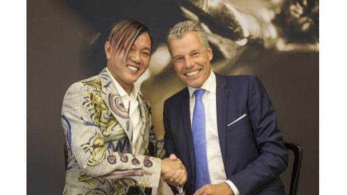 Ο Stephen Hung με τον Rolls-Royce CEO, Torsten Mueller-Oetvoes, κατά την υπογραφή της συμφωνίας.