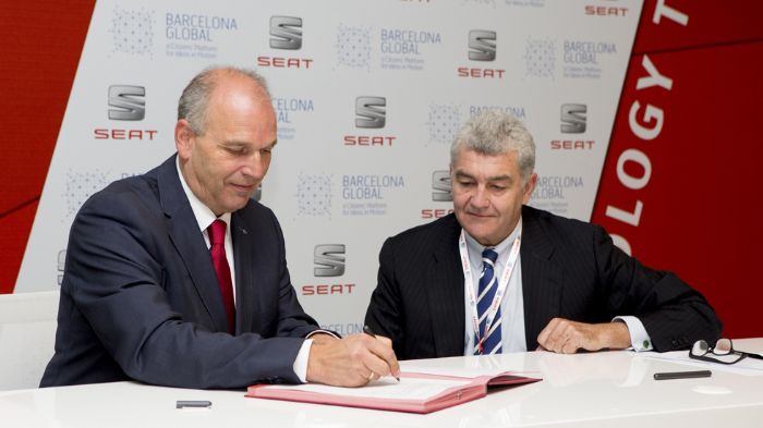 Ο Πρόεδρος της SEAT Jürgen Stackmann και ο Πρόεδρος της Barcelona Global Marian Puig, υπογράφουν την συμφωνία συνεργασίας μεταξύ SEAT και Barcelona Global