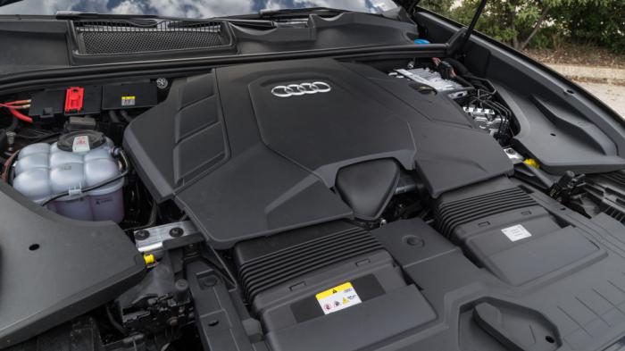 O V6 -πόσο ωραίο ακούγεται όταν το λες και πόσο πιο ωραίο όταν τον ακούς- βενζινοκινητήρας των 3,0 λίτρων αποδίδει 340 άλογα με 500 Nm ροπής, στον οποίο ενσωματώνεται ήπια υβριδική τεχνολογία 48 Volt.