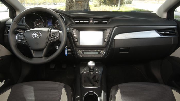 Ποιοτικά, το ταμπλό του Avensis καλύπτεται σε μεγάλο βαθμό από μαλακά στην αφή και ανθεκτικά υλικά.