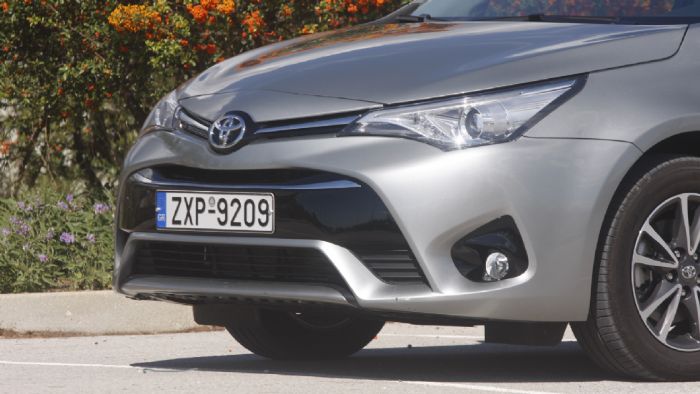 Φθηνότερο το Toyota Avensis με τη βασική έκδοση να ξεκινά από τις 23.995 ευρώ.