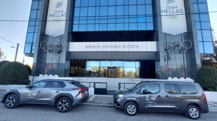 Η συνοδεία της Ολυμπιακής Φλόγας θα γίνει με οχήματα που παρέδωσε η Toyota στην Ελληνική Ολυμπιακή Επιτροπή.