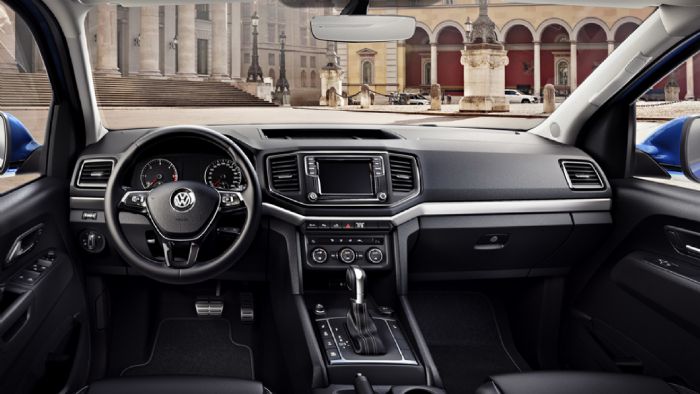 Η VW υπόσχεται καλύτερης ποιότητας υλικά στην καμπίνα του ανανεωμένου Amarok, το οποίο εξοπλίζει με τις τελευταίες τεχνολογικές εφαρμογές της, όπως η υψηλής ευκρίνειας οθόνη αφής και το σύστημα infota