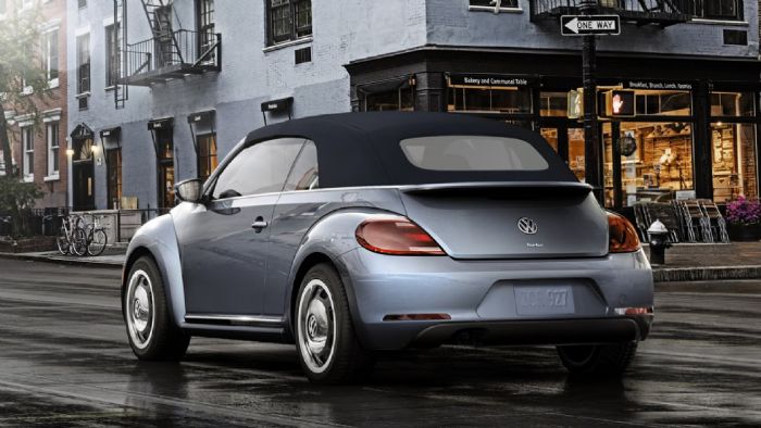 Η Dark Blue υφασμάτινη οροφή του Volkswagen Beetle Convertible Denim είναι φτιαγμένη από ένα νέο υλικό που μοιάζει με τζιν. 