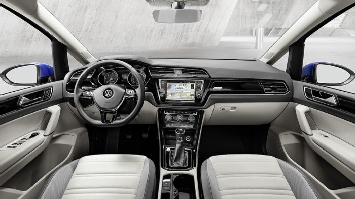 Τιμολογιακά, το νέο VW Touran 1,2 TSI κοστίζει 20.740 ευρώ στην εξοπλιστική έκδοση Active.