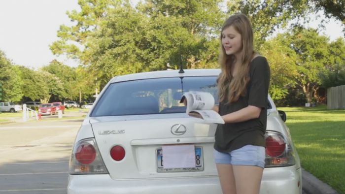 Δείτε σε βίντεο, μία νεαρή κοπέλα, να εξηγεί πως θα αλλάξετε λάστιχο στο αυτοκίνητό σας.