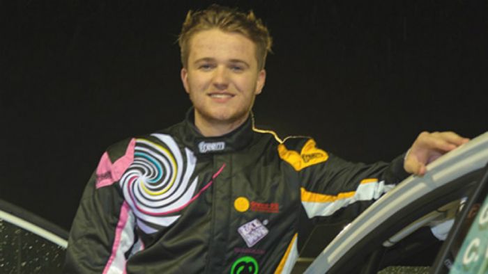 Ο Greensmith είναι ο νεότερος από τους 11 συμμετέχοντες στο πρωτάθλημα Drive DMACK Fiesta, το οποίο θα κάνει ντεμπούτο στην ιβηρική χώρα.