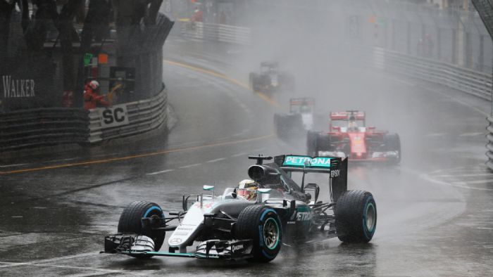 Μετά από πέντε αγώνες, ο πρωταθλητής Lewis Hamilton πήρε στο Μονακό την πρώτη του νίκη και μείωσε τη διαφορά του από τον πρωτοπόρο Nico Rosberg.