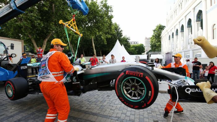 Σηκωτή έφυγε από το Baku City Circuit η Mercedes του Lewis Hamilton…