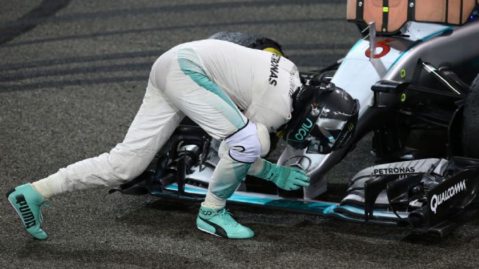Μια σχεδόν ευλαβική σκηνή με τον Nico Rosberg να ευχαριστεί το μονοθέσιό του.
