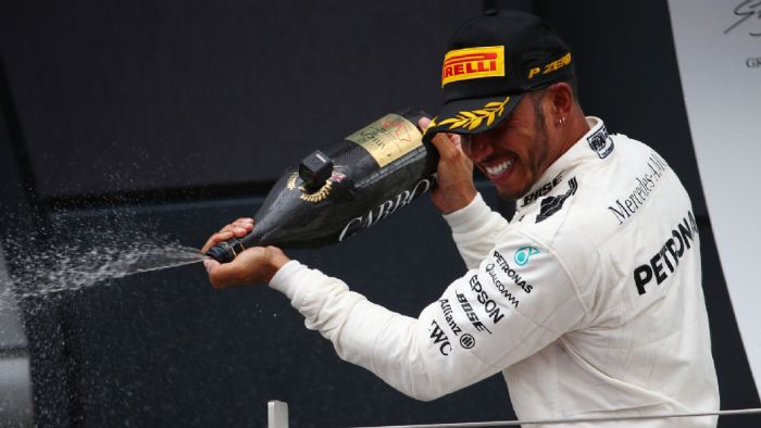 O Lewis Hamilton κέρδισε για 4η συνεχή χρονιά στο «σπίτι» του, στο Βρετανικό Grand Prix, γεγονός που του επέτρεψε να μειώσει στον ένα βαθμό τη διαφορά του από τον πρωτοπόρο Sebastian Vettel.