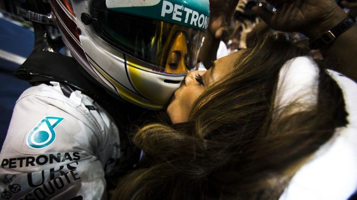 Ο Lewis Hamilton πανηγυρίζει με τη σύντροφό του Nicole Scherzinger τη νίκη του στο Abu Dhabi Grand Prix.