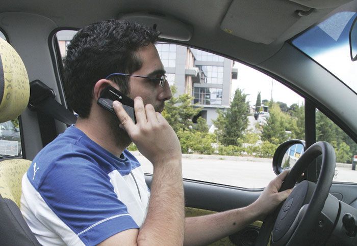 Η χρήση του κινητού τηλεφώνου κατά την οδήγηση κρατά τα χέρια και το μυαλό σας απασχολημένα. Η χρήση του κινητού τηλεφώνου κατά την οδήγηση κρατά τα χέρια και το μυαλό σας απασχολημένα.