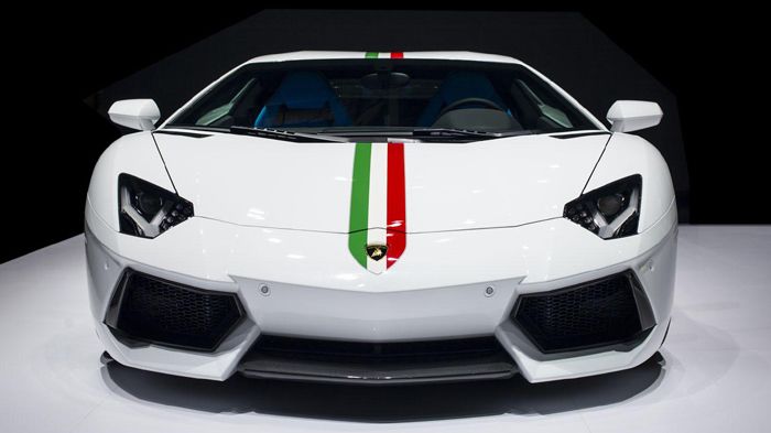 Το τρίχρωμο της ιταλικής σημαίας διακοσμεί την Lamborghini Aventador LP 700-4 Nazionale μέσα-έξω.