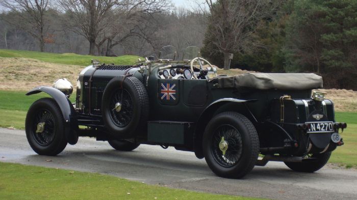 Πίσω από το αμάξι βρίσκεται ένας πρώην πιλότος του 1ου Παγκοσμίου Πολέμου, ο Sir Henry «Tim» Birkin, ο οποίος περιγράφεται από τον W. O. Bentley ως «ο καλύτερος Βρετανός οδηγός των ημερών του».