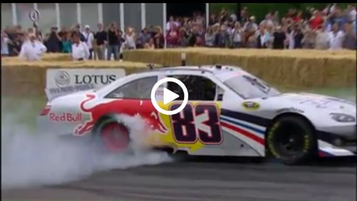 Toyota Camry NASCAR καίει λάστιχο 