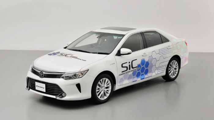 Η Toyota παρουσίασε το νέο πρωτότυπο Camry Hybrid SiC, το οποίο σχεδιάστηκε για να δοκιμαστεί η απόδοση των ημιαγωγών με καρβίδιο του πυριτίου (SiC). 
