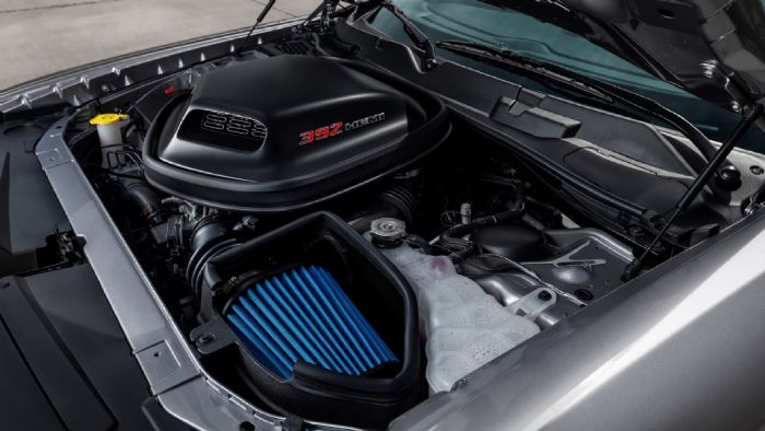 H έκδοση 392 Scat Pack Shaker έρχεται για να γιορταστούν τα 45 χρόνια από το λανσάρισμα του καπό με τον μεγάλο αεραγωγό, το οποίο φυσικά «κουνιέται» (=shake) από τη δύναμη του HEMI V8 κινητήρα.