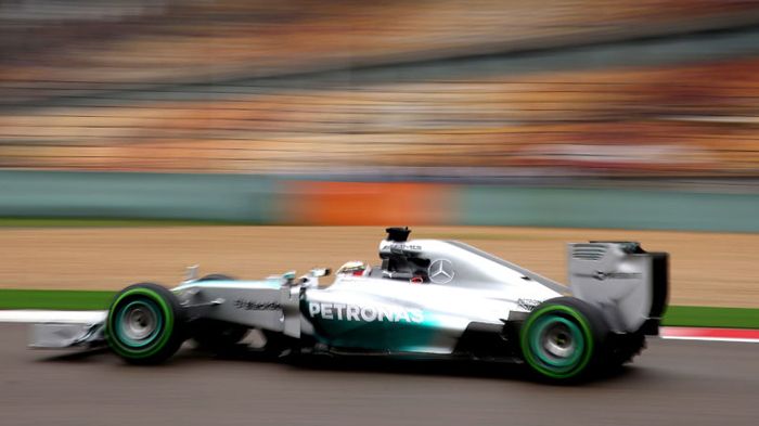 Tην 1η θέση στην εκκίνηση του αυριανού Gran Prix στην Κίνα εξασφάλισε ο Lewis Hamilton, αφού σημείωσε τον ταχύτερο χρόνο στα σημερινά δοκιμαστικά υπό συνθήκες καταρρακτώδους βροχής. 