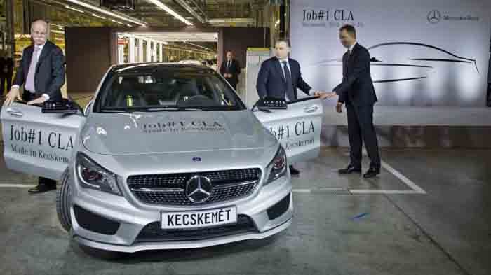 Ο Ούγγρος πρωθυπουργός Victor Orban και ο πρόεδρος της Mercedes-Benz, Dieter Zetsche, με την πρώτη CLA παραγωγής.