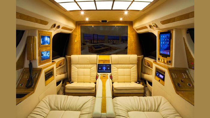 Η λιμουζίνα που κρύβεται μέσα στην Cadillac Escalade, προσφέρει ένα 4θέσιο υπερπολυτελές σαλόνι, διακοσμημένο με δέρμα, ξύλο, χρυσά στοιχεία, αλλά και με high-tech «καλούδια».