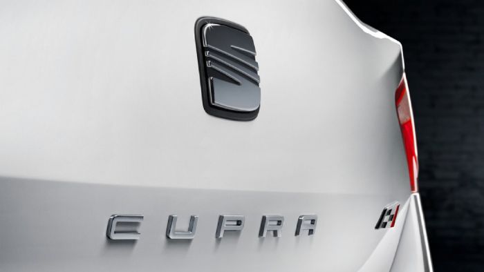 Κάτω από το καπό του πετρελαιοκίνητου Leon CUPRA αναμένεται να τοποθετηθεί ο νέος 2λιτρος bi-turbo TDI κινητήρας του Passat, ο οποίος έχει ισχύ 240 ίππων και ροπή 500 Nm.