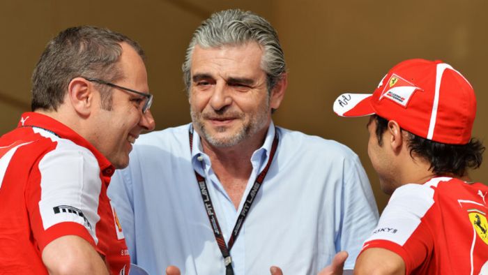 Ο Maurizio Arrivabene (κέντρο) μιλά το 2013 με τον Stefano Domenicali (αριστέρα), τον οποίο αντικατέστησε ο Marco Mattiacci και τον Felipe Massa (δεξιά).