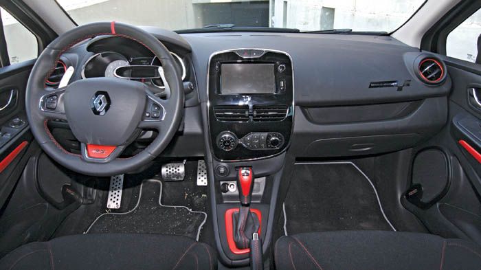 Αλουμινένιες λεπτομέρειες και κόκκινες πινελιές χρωματίζουν το ευρύχωρο και γεροδεμένο εσωτερικό του Clio RS 
