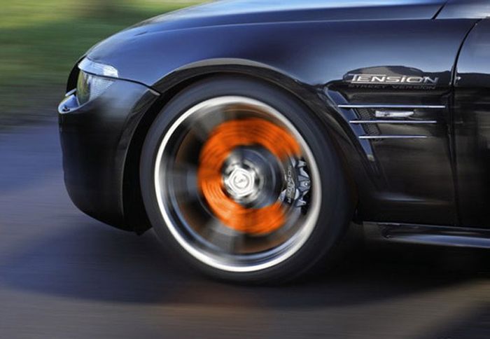 Tα περισσότερα αυτοκίνητα εφοδιάζονται με ABS (Σύστημα αντιμπλοκαρίσματος τροχού) που βοηθάει στον έλεγχο του οχήματος καθόλη τη διάρκεια του φρεναρίσματος