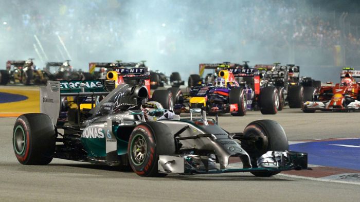 Τα νέα δεν ήταν και τόσο καλά για τον έτερο οδηγό της Mercedes, Nico Rosberg, ο οποίος αναγκάστηκε να εγκαταλείψει τον αγώνα λόγω ηλεκτρικών προβλημάτων που παρουσιάστηκαν στο μονοθέσιό του από την αρχή του αγώνα.