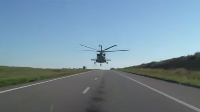 Στο δρόμο με παρέα πολεμικό ελικόπτερο 