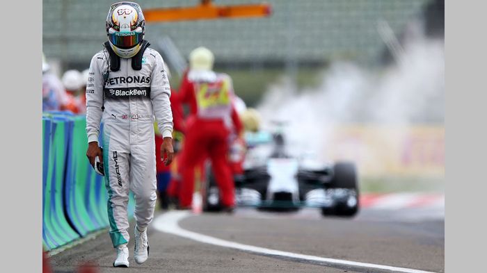 Ο απογοητευμένος Lewis Hamilton περπατάει προς τα pits αφού το μονοθέσιό του έπιασε φωτιά νωρίς στα προκριματικά, γεγονός που τον αναγκάζει να εκκινήσει τον αγώνα από την τελευταία σειρά.