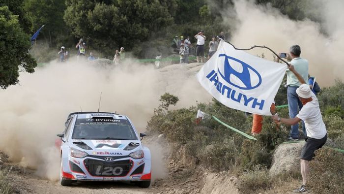 Ο Πάντον οδηγεί εξαιρετικά το Hyundai και τερμάτισε πρώτος την πρώτη ημέρα του αγώνα στην Σαρδηνία.