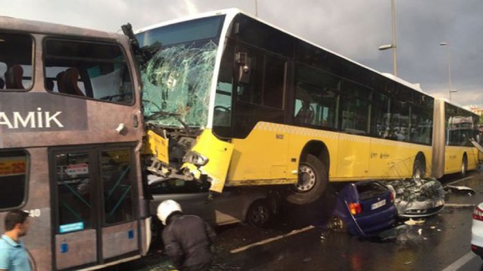Ένα απίστευτο τροχαίο ατύχημα έλαβε χώρα στην Κωνσταντινούπολη, με ένα αστικό λεωφορείο να «καβαλάει» οχήματα. Τι οδήγησε όμως, στο να συμβεί κάτι τέτοιο;