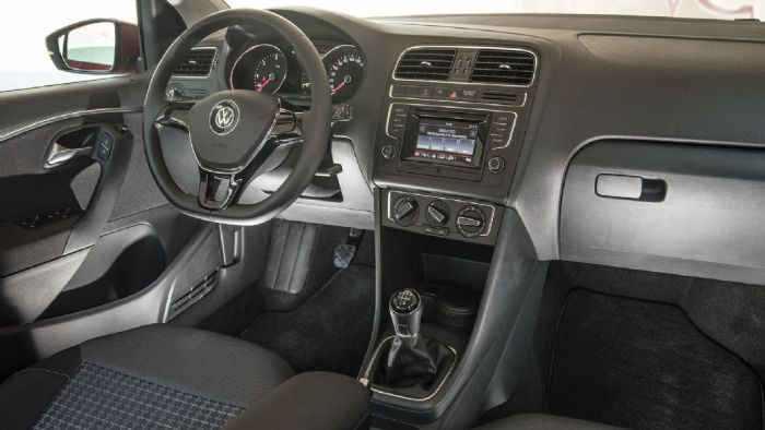 Χωρίς σχεδιαστικό μπρίο, αλλά με υψηλή ποιότητα και ανάλογη λειτουργικότητα εμφανίζεται το εσωτερικό του VW Polo.