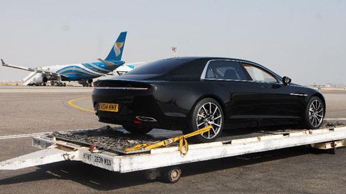 Η Aston Martin Lagonda πατάει στην πλατφόρμα VH, όπως και η Rapide, και το αμάξωμά της είναι φτιαγμένο από ανθρακονήματα. Ούτε 100 «κομμάτια» δεν θα φτιαχτούν, όλα για τους …πετρελαιάδες της Μ. Ανατολής.