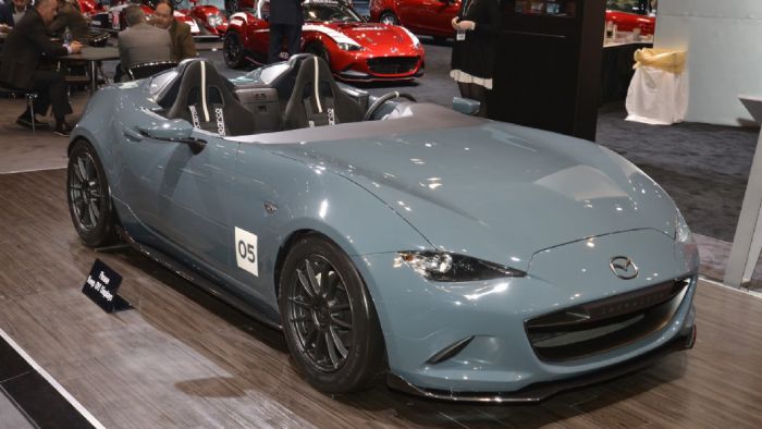 Το MX-5 Speedster Concept είχε κάνει ντεμπούτο πέρσι στην έκθεση SEMA, αλλά φέτος επιστρέφει στο προσκήνιο μέσω της παρουσίας του στο περίπτερο της Mazda στο Σικάγο.